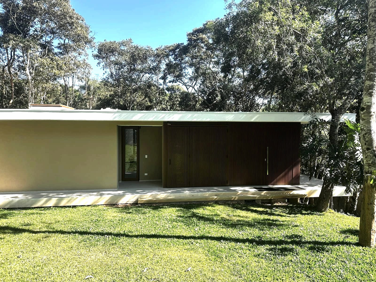 Warre Haus construída — fachada no gramado