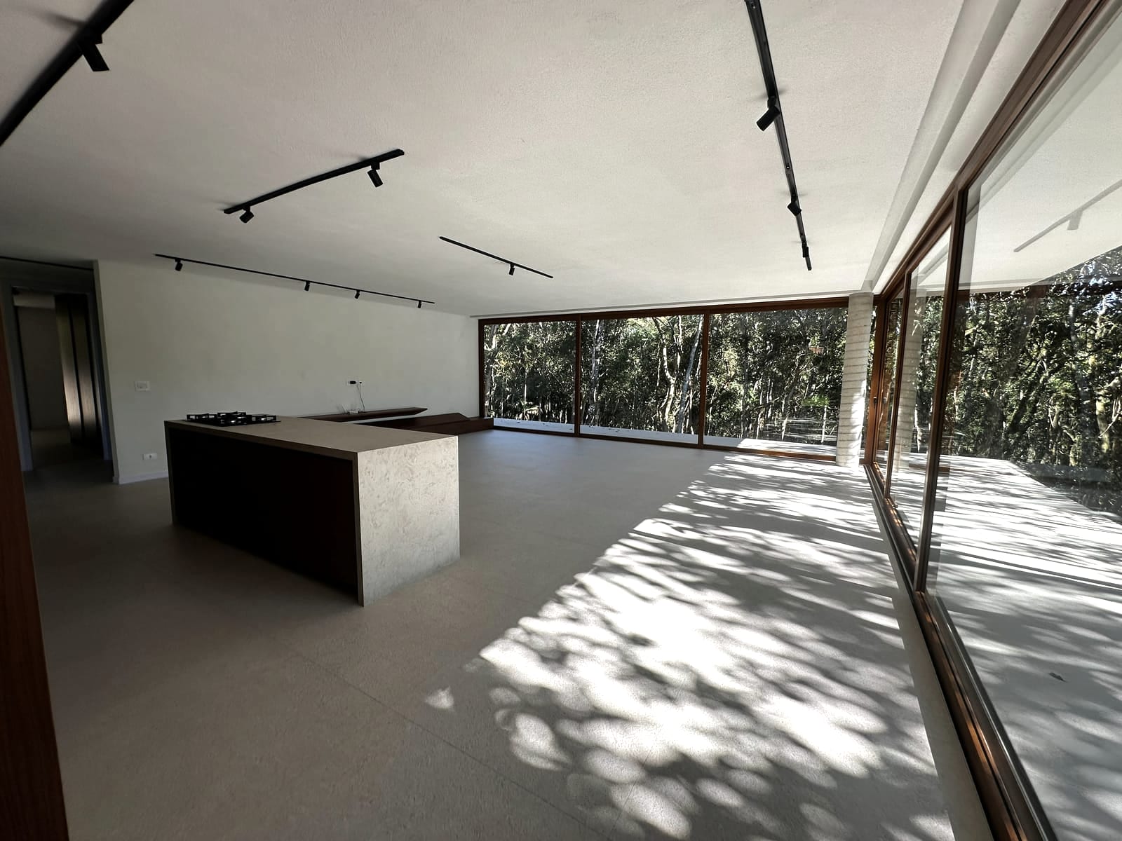 Warre Haus construída — living com vão de vidro