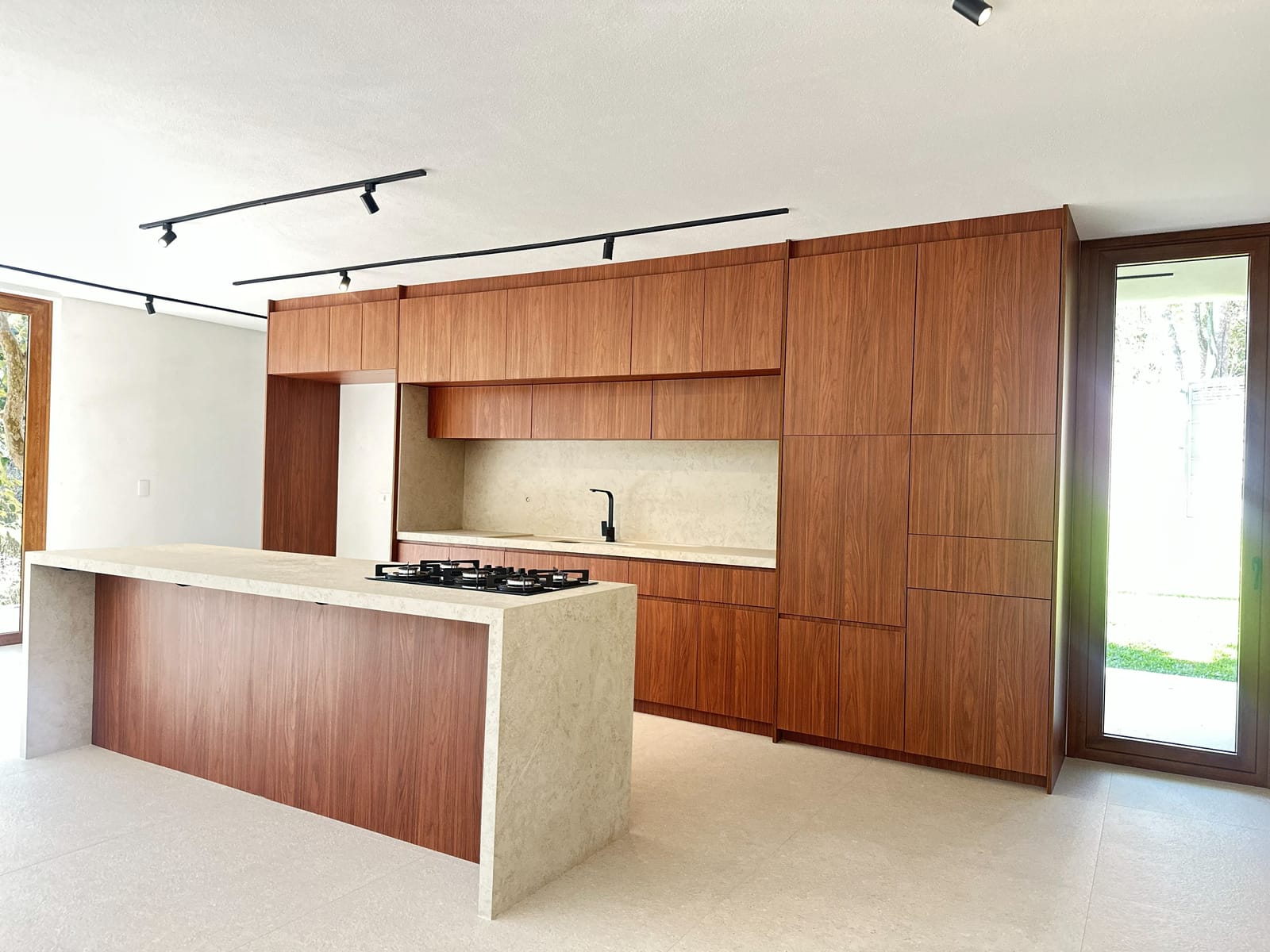 Warre Haus construída — cozinha em madeira