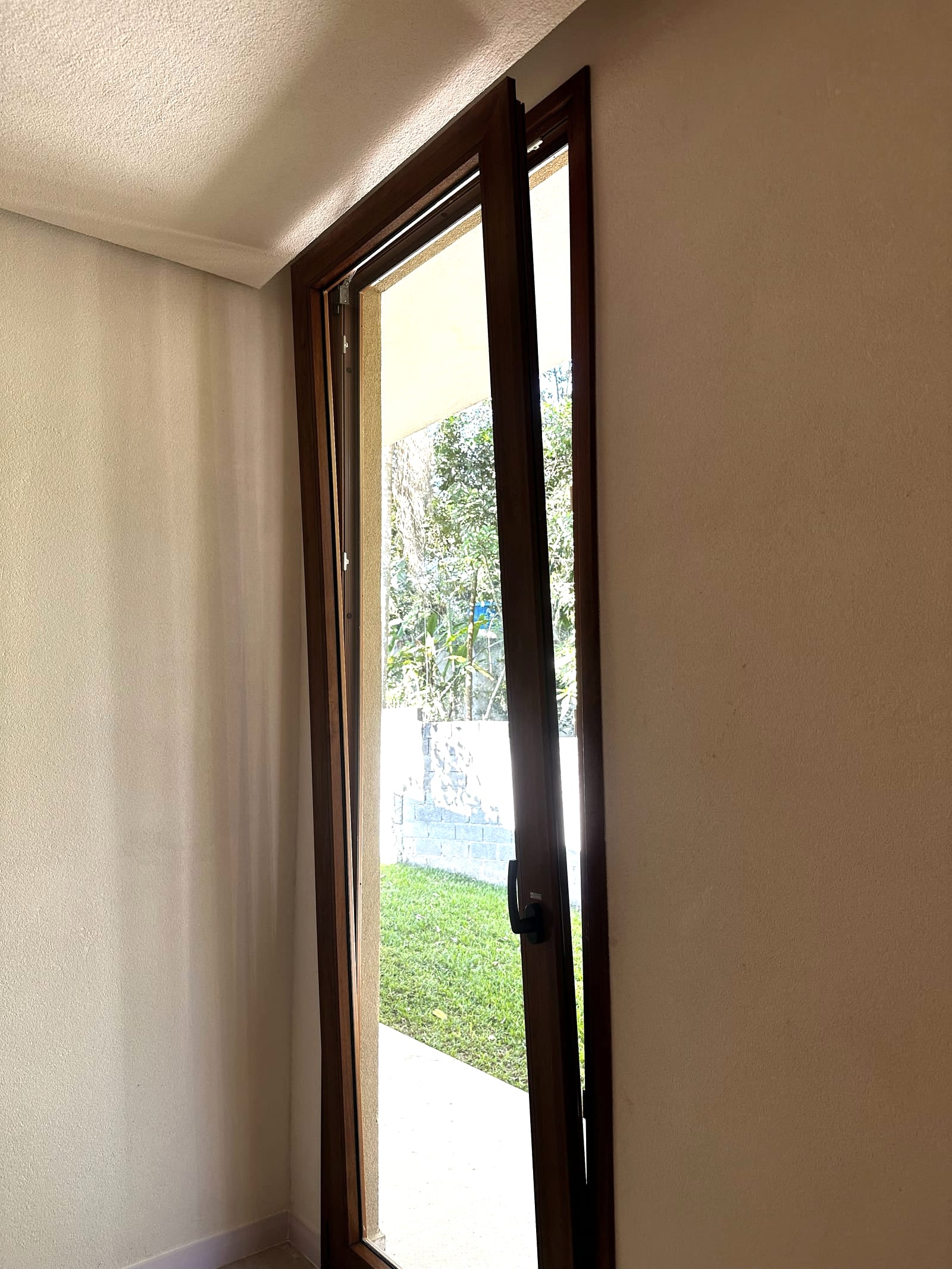 Rasgo de luz vertical para o jardim