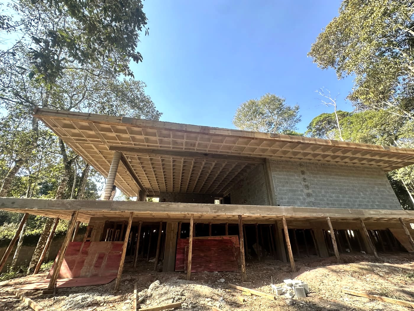 Volume pronto, cobertura plana, fachada em acabamento